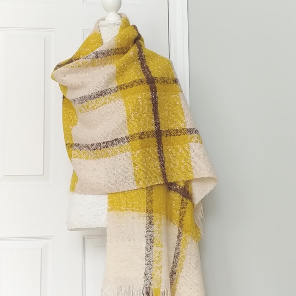Yellow/cream Soft & cozy Large scarf/wrap NWT